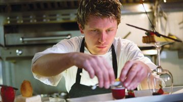 Σεφ ετοιμάζει φαγητό χωρίς έντομα