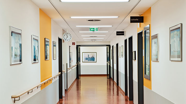 Διάδρομοι κλινικής Asklepios Barmbek φωτισμένοι από την Philips Lighting