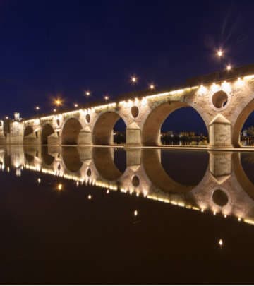 Γέφυρα στη Badajoz, Ισπανία όμορφα φωτισμένη με φωτισμό εξωτερικών χώρων Philips 