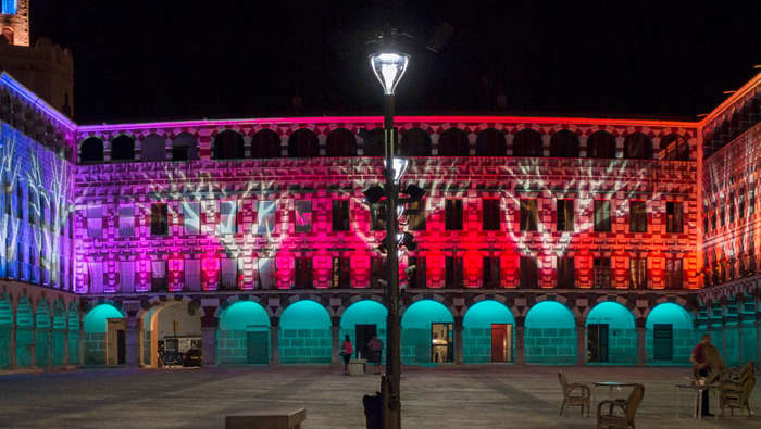 Ο εξελιγμένος δυναμικός φωτισμός κάνει τα κτίρια στην Badajoz, Ισπανία να ξεχωρίζουν 