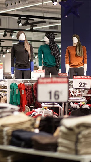Ο κατάλληλος φωτισμός ρουχισμού στο Carrefour Santiago ελκύει τους καταναλωτές