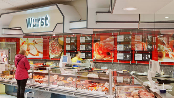 Ο χώρος κρεοπωλείου στην Edeka Glückstadt φωτισμένος με κορυφαίες λύσεις Φωτισμού Philips που βελτιώνουν την αίσθηση φρεσκάδας και την ελκυστικότητα του κρέατος