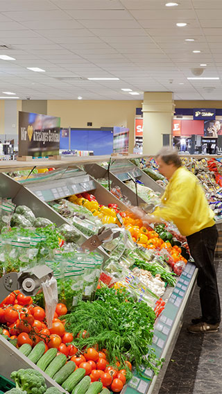 Ο χώρος φρέσκων λαχανικών στην Edeka Glückstadt φωτισμένος με λύσεις φρέσκων τροφίμων από την Philips Lighting