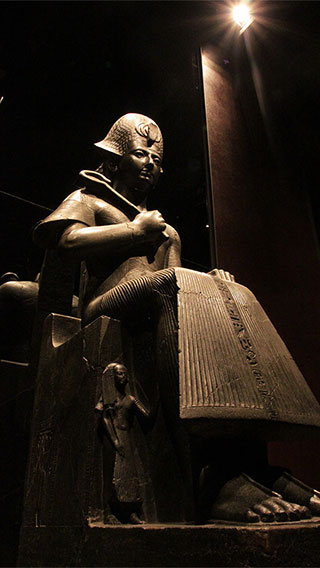 Άγαλμα σε θρόνο στο Αιγυπτιακό Μουσείο που φωτίζεται από τελευταίας τεχνολογίας LED από την Philips Lighting