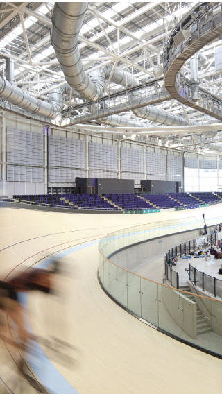 Ποδηλατικός αγώνας στο Emirates Arena, Η.Β., που φωτίζεται από τις λύσεις φωτισμού αθλητικών χώρων της Philips