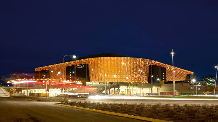 Το εντυπωσιακό εξωτερικό του Friends Arena στη Σουηδία φωτισμένο από τη Philips