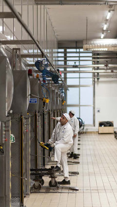 Εργαζόμενοι στο εργοστάσιο Hero στην Ισπανία, το οποίο φωτίζεται με φωτισμό LED εξοικονόμησης ενέργειας της Philips
