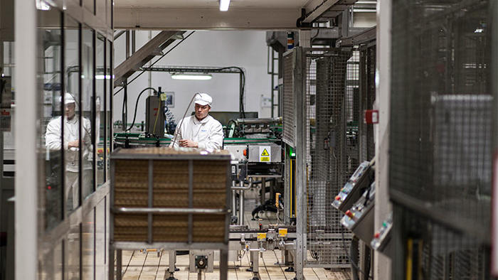 Εργαζόμενος στο εργοστάσιο Hero φωτισμένο με φωτισμό βιομηχανίας τροφίμων LED της Philips