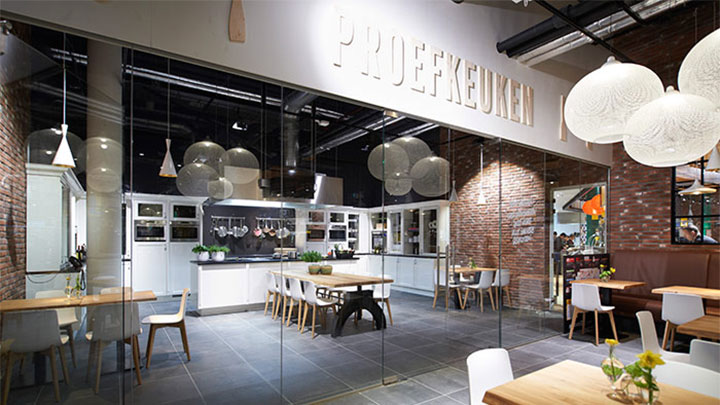 Το εστιατόριο εντός του σουπερμάρκετ φωτισμένο με σύγχρονο φωτισμό LED της Philips 