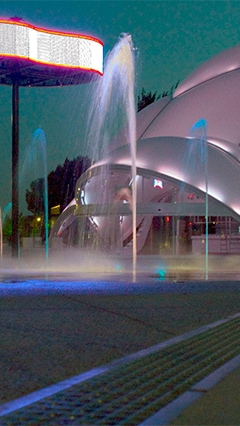 Στην Plaza del Milenio, ο φωτισμός τοπίων Philips LED έχει δημιουργήσει εκπληκτικά φωτεινά θέματα, τα οποία αλληλεπιδρούν μεταξύ τους