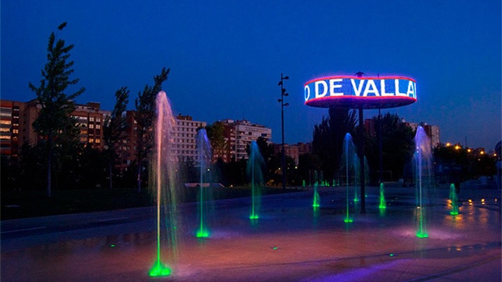 Τα σιντριβάνια στην Plaza del Milenio φωτισμένα από την Philips Lighting