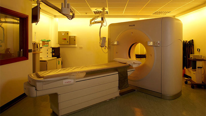 Οι μαγνητικές τομογραφίες πραγματοποιούνται σε αυτό το εξεταστήριο του νοσοκομείου Princess Alexandra, φωτισμένο με νοσοκομειακό φωτισμό Philips