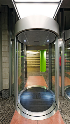  Η είσοδος της Provinzial Rheinland Versicherung AG με σύγχρονο φωτισμό χάρη στην Philips 