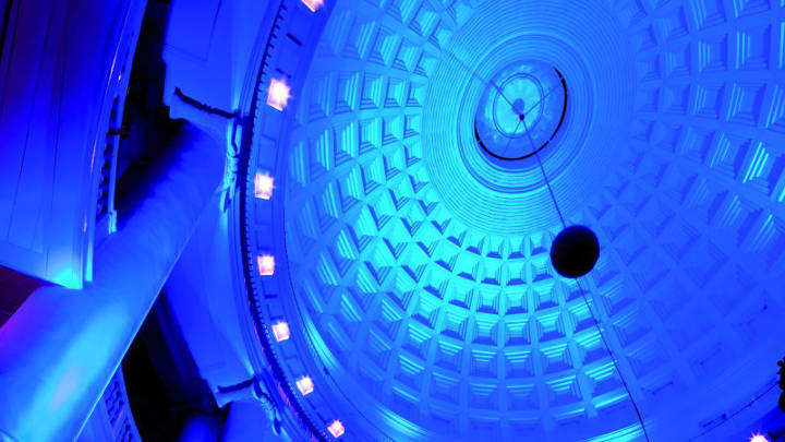 Η οροφή, φωτισμένη με διακοσμητικό φωτισμό από την Philips, καθρεπτίζει μια μπλε απόχρωση στο Renaissance Hotel
