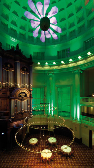 Πράσινο φως που εκπέμπεται από προϊόντα διακοσμητικού φωτισμού της Philips σε αυτόν το χώρο του Renaissance Hotel