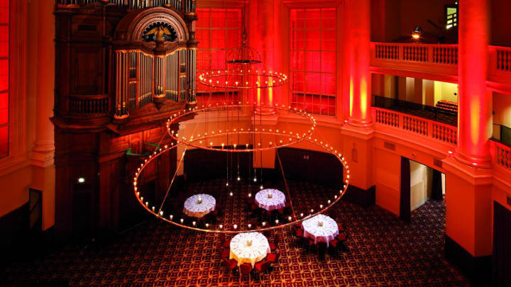 Ο φωτισμός χώρων φιλοξενίας από την Philips προσθέτει ειδική λάμψη στο Renaissance Hotel με διακοσμητικό φωτισμό