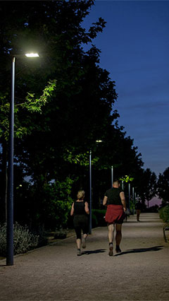 Άνθρωποι που τρέχουν φωτισμένοι από τη Philips lighting στη Rivas