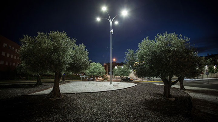 Αστικός χώρος στην , Ισπανία φωτισμένος με φωτισμό εξωτερικών χώρων Philips 