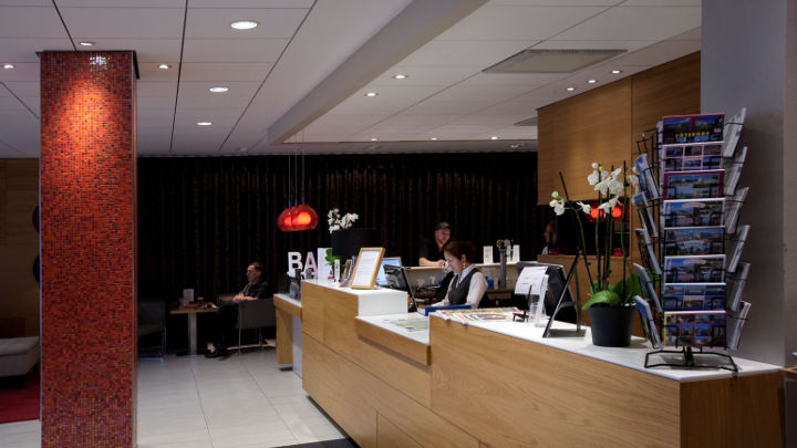 Πάγκος υποδοχής στο Spar Hotel, που χρησιμοποιεί φωτισμό ξενοδοχείων της Philips για το φωτισμό του χώρου