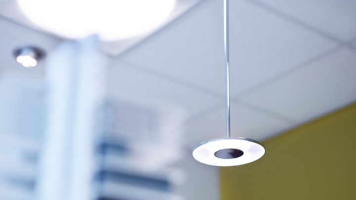 Κρεμαστό DaySign Solo της Philips στα Γραφεία Strijp-S, δημιουργώντας ενεργειακά αποδοτικές λύσεις φωτισμού