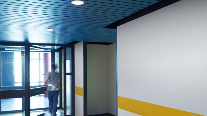 Ο διάδρομος στο Strijp-S φωτισμένος από την Philips Lighting