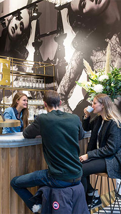 H Philips lighting φωτίζει το coffee bar στο κατάστημα SuperTrash στο Άμστερνταμ