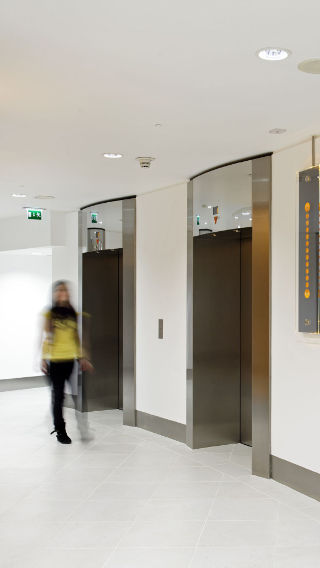 Διάδρομος και ανελκυστήρες στον ουρανοξύστη Tower 42, φωτισμένα με φωτισμό γραφείων της Philips