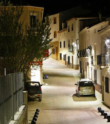 Στενός δρόμος στην πόλη του Salobre καλά φωτισμένος με φωτισμό δρόμων Philips
