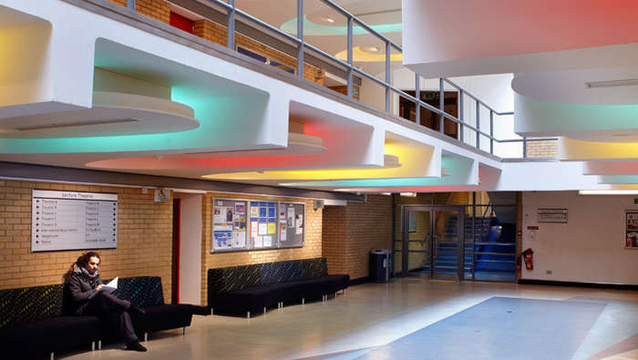 Η Philips Lighting βοηθά στην δημιουργία ενεργειακά αποδοτικού και ελκυστικού φωτισμού στο φουαγιέ του University of Surrey