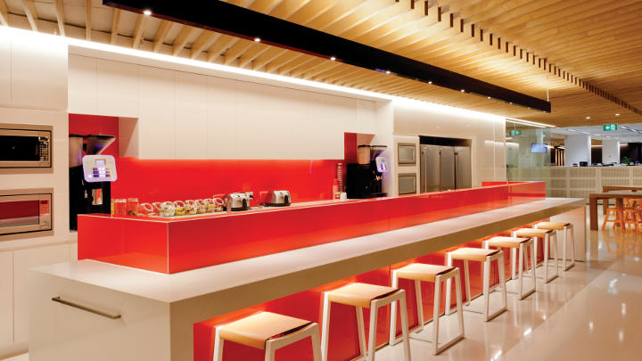 Το coffee bar στη Westfield Σίδνεϊ προσφέρει άνετη ατμόσφαιρα φωτισμού χάρη στα συστήματα ελέγχου φωτισμού της Philips