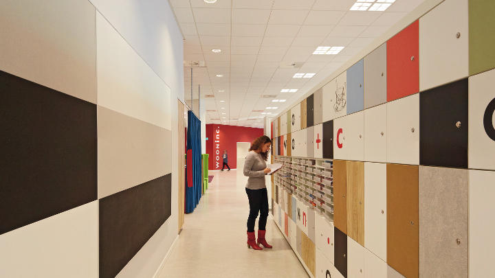 Ο διάδρομος στην Wooninc φωτισμένος με Philips lighting