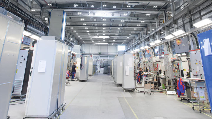 Προσωπικό που εργάζεται αποδοτικά στο ABB Drives φωτισμένο από την Philips Lighting