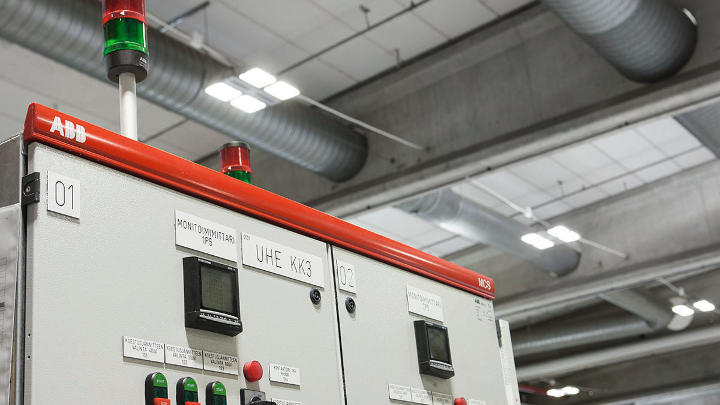 Άποψη του ABB Drives φωτισμένο από την Philips Lighting