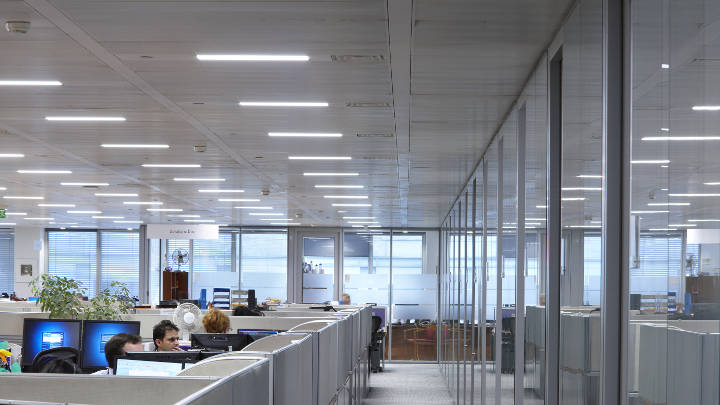 Αποτελεσματικός φωτισμός ενιαίων χώρων γραφείων με φωτισμό γραφείων της Philips