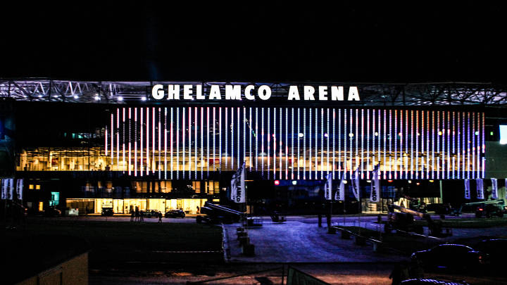  Το Ghelamco Arena, συμπεριλαμβανομένης της πρόσοψης, φωτίζεται εντυπωσιακά με φωτισμό εξωτερικών χώρων και αθλητικών χώρων της Philips 