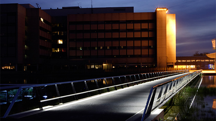 Γέφυρα στο High Tech Campus, αποτελεσματικά φωτισμένη με φωτισμός υπαίθριων χώρων Philips 