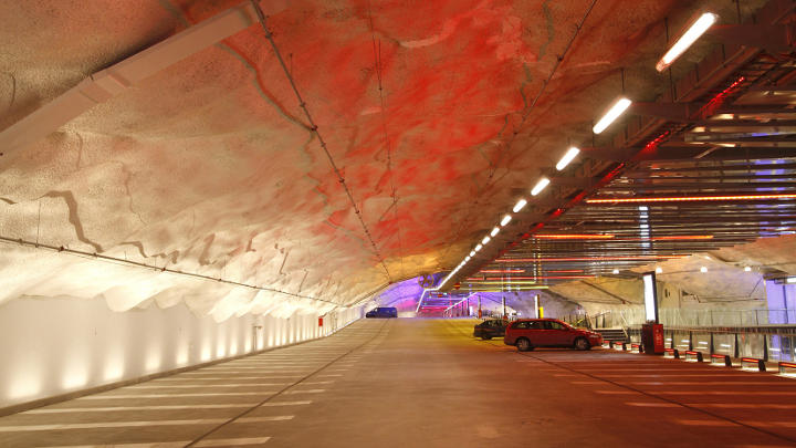 Τα διάφορα χρώματα φωτισμού στο χώρο στάθμευσης P-Hämppi βοηθούν τους οδηγούς να θυμούνται που έχουν σταθμεύσει το όχημά τους