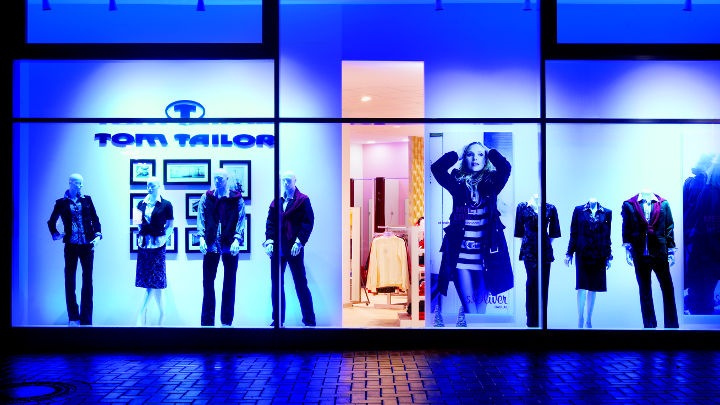 Βιτρίνα καταστήματος στο Markenstore της Γερμανίας φωτισμένη με Philips AmbiScene