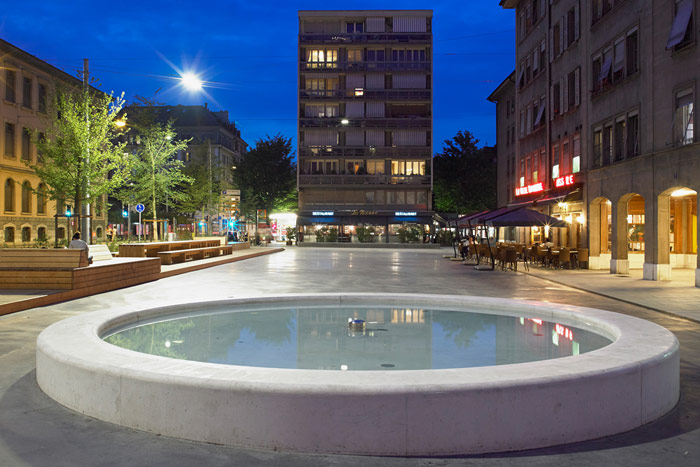 Όμορφα φωτισμένη πλατεία στην Γενεύη, Ελβετία με αστικό φωτισμό της Philips 