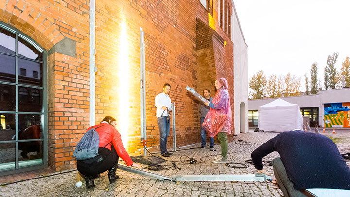 Άνθρωποι πειραματίζονται με το φως σε εργαστήριο φωτισμού στην Μπρατισλάβα