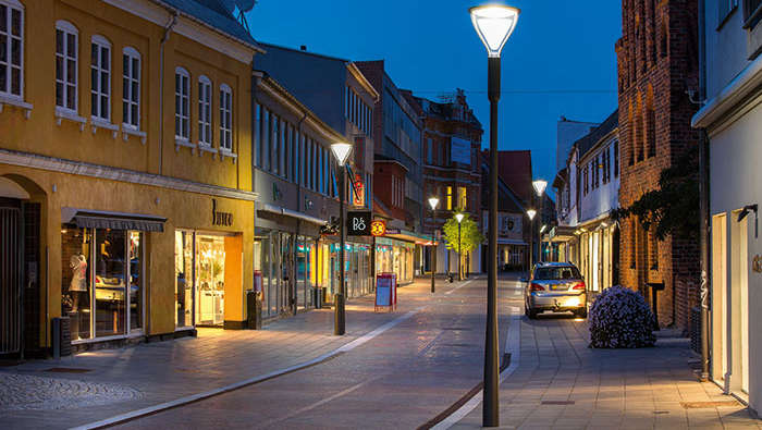 Δρόμος με καταστήματα φωτισμένος με αστικό φωτισμό Philips