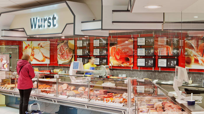 Τμήμα κρεάτων στο σουπερμάρκετ Edeka καλά φωτισμένο με Philips LuxSpace Accent Rose LED