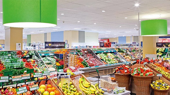 Φωτιστικό Philips με ανακλαστήρες PerfectAccent σε ένα όμορφα φωτισμένο σουπερμάρκετ Edeka