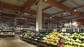 Φρούτα φωτισμένα από φωτιστικά Philips led στο σουπερμάρκετ Edeka Burgwedel στη Γερμανία 