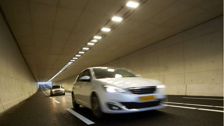 Καλά φωτισμένη σήραγγα από την Philips Lighting