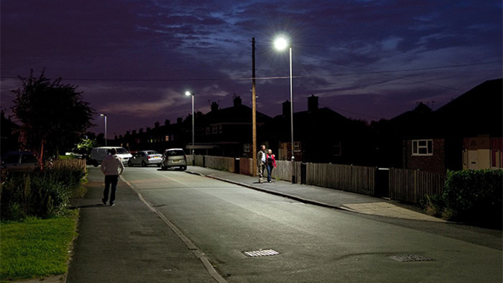 Άνθρωποι περπατούν σε ένα δρόμο με φωτισμό Philips