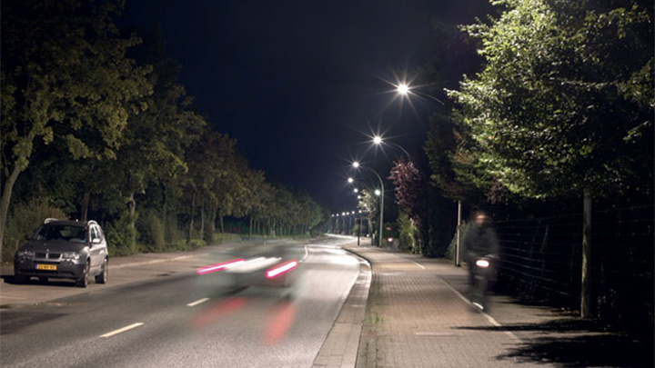 Το λευκό φως της Philips φωτίζει αποτελεσματικά ένα δρόμο