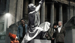 Άνθρωποι που θαυμάζουν ένα άγαλμα που φωτίζεται με λευκό φως της Philips