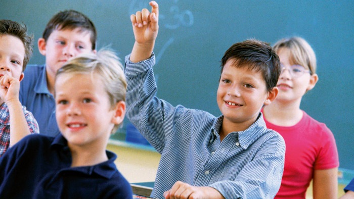 Παιδιά σε μια τάξη που φωτίζεται αποτελεσματικά με δυναμικό φωτισμό της Philips 