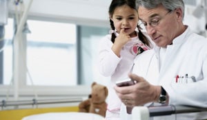 Ένας γιατρός και ένα παιδί με φωτισμό Philips που βοηθά το προσωπικό ενός νοσοκομείου να είναι πιο χαρούμενο και παραγωγικό